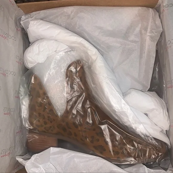 New in box Matisse suede cutout booties - Picture 6 of 6